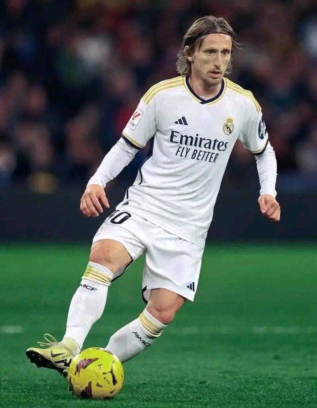 湖人主场141：116大胜老鹰终结3连败！詹姆斯31+9+10，东契奇27+12